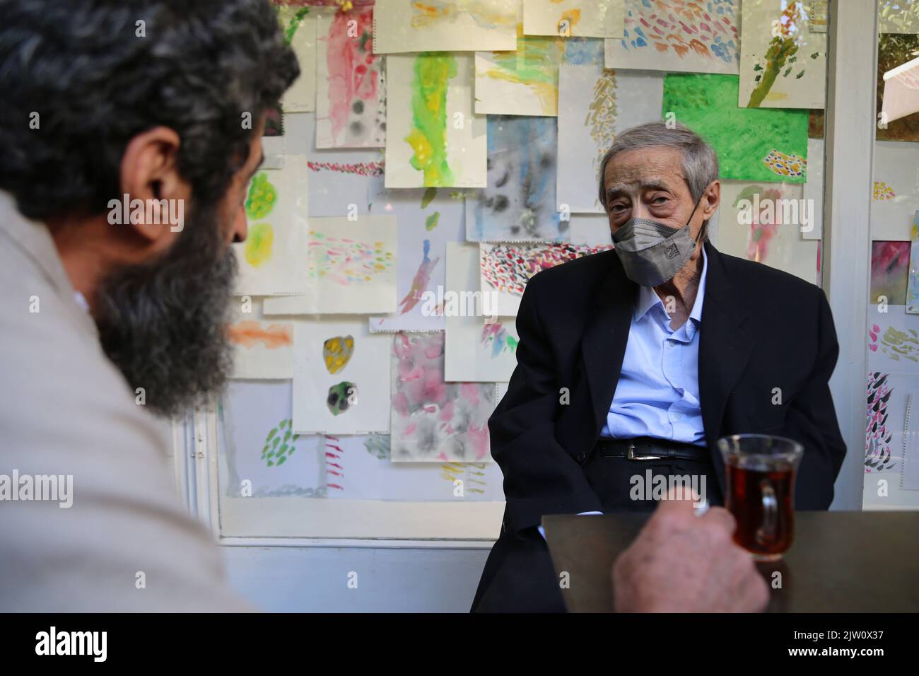 Téhéran, Iranan. 2nd septembre 2022. Le poète, romancier, scénariste et peintre iranien AHMADREZA AHMADI (R) (né en 1940) assiste à sa deuxième exposition de peinture solo intitulée ''il y a une coloration de la vie sur le mur'' à O Gallery, à Téhéran, en Iran. Le premier livre de poésie d'Ahmadi, Tarh (esquisse), a été publié en 1962. Sa poésie a ses racines dans le surréalisme français et les Imagistes américains surtout dans des poètes comme Saint John Perse, Paul Eluard, Louis Aragon et Ezra Pound. L'histoire de la poésie moderne persane l'appelle le fondateur de la poésie Nouvelle vague en Iran. Crédit : ZUMA Press, Inc./Alay Live News Banque D'Images