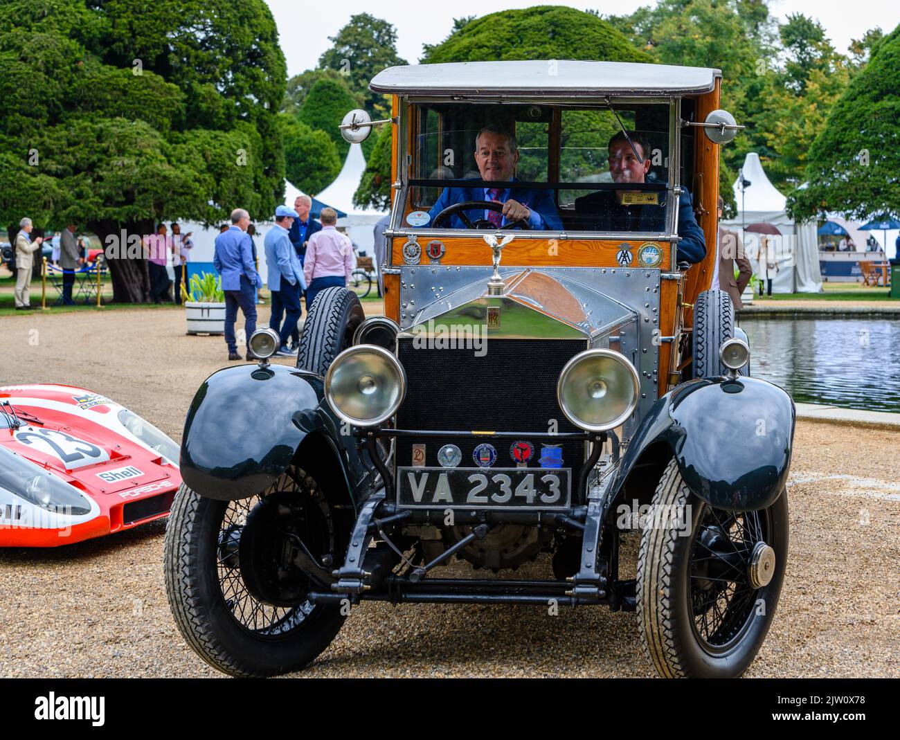 Voitures arrivant au Concours d'élégance 2022 qui se tient au Palais de Hampton court Banque D'Images