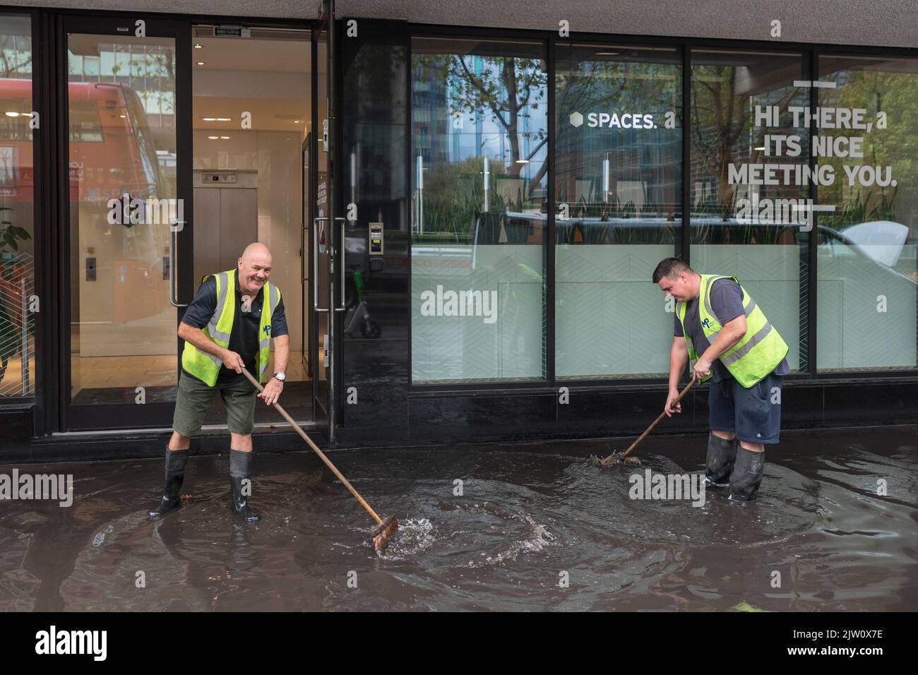 Les travailleurs nettoient une inondation éclair près d'Euston après de fortes pluies d'ambre à Londres hier après-midi. Un système de vidange est utilisé pour pomper l'eau sur le Banque D'Images