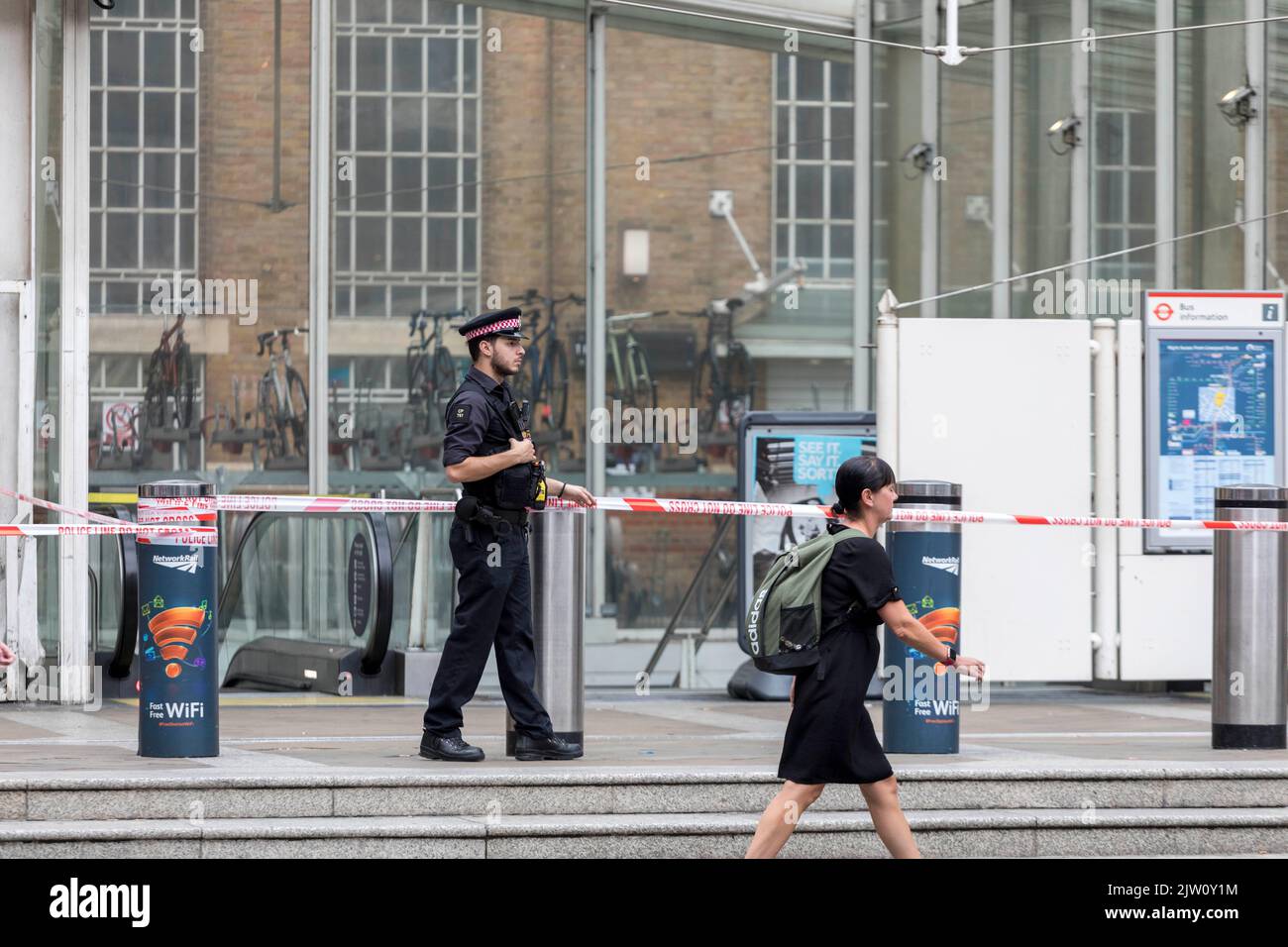 Un homme a été poignardé à Bishopgate près de la gare de Liverpool Street tôt ce matin. Des cordons de police ont été mis en place sur les lieux du crime. IMAG Banque D'Images