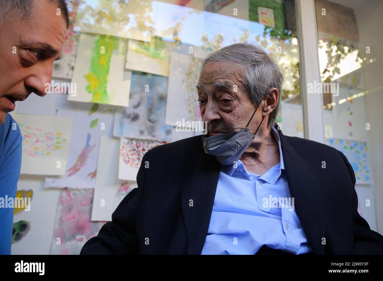 Téhéran, Iranan. 2nd septembre 2022. Le poète, romancier, scénariste et peintre iranien AHMADREZA AHMADI (né en 1940) assiste à sa deuxième exposition de peinture solo intitulée ''il y a eu une coloration de la vie sur le mur'' à O Gallery, à Téhéran, en Iran. Le premier livre de poésie d'Ahmadi, Tarh (esquisse), a été publié en 1962. Sa poésie a ses racines dans le surréalisme français et les Imagistes américains surtout dans des poètes comme Saint John Perse, Paul Eluard, Louis Aragon et Ezra Pound. L'histoire de la poésie moderne persane l'appelle le fondateur de la poésie Nouvelle vague en Iran. Crédit : ZUMA Press, Inc./Alay Live News Banque D'Images