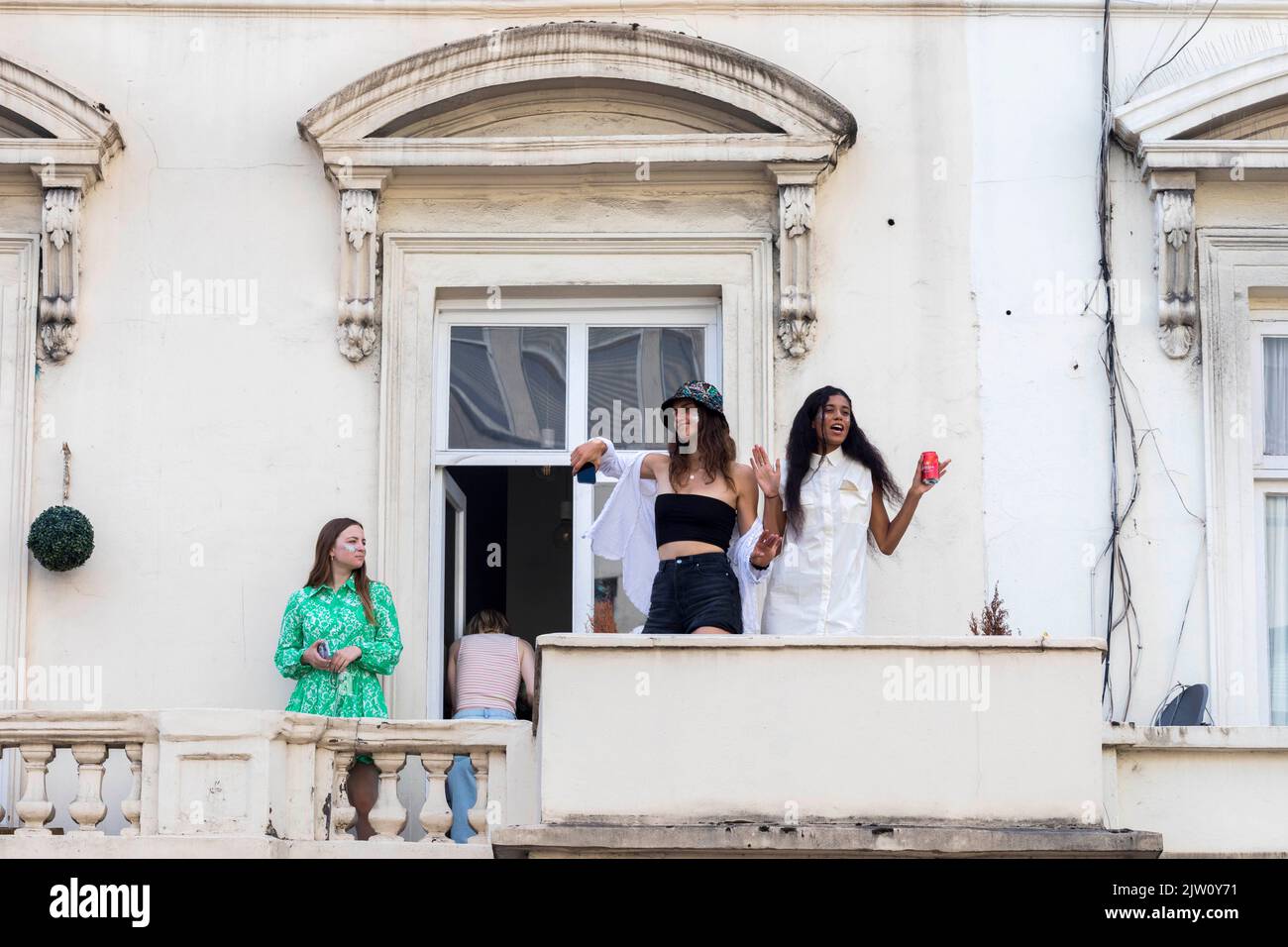 Notting Hill Carnival 2022 retourne à Londres après 3 ans en raison de la pandémie. Photo : les fêtards célèbrent le festival sur un balcon. Image sho Banque D'Images