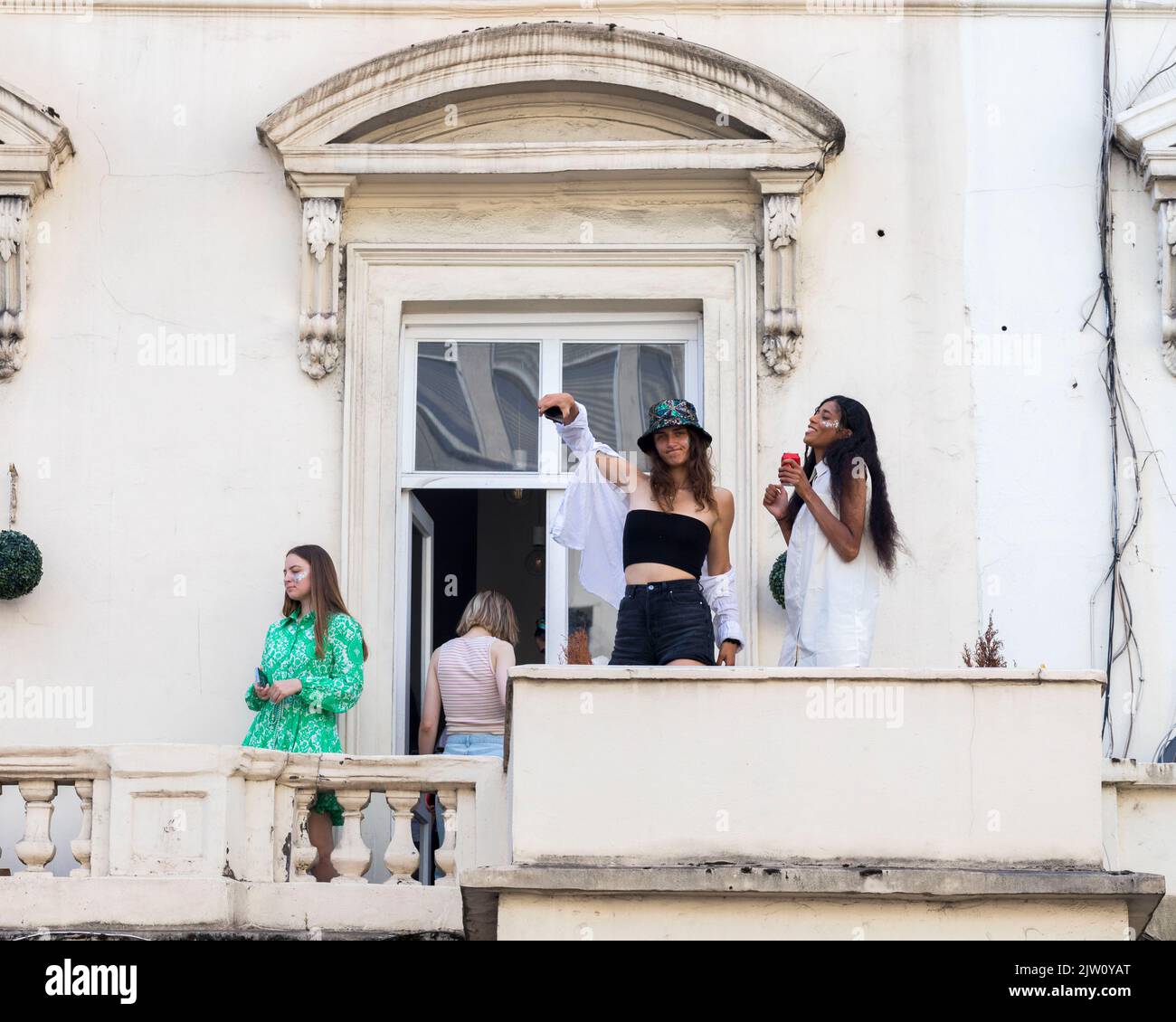 Notting Oil Carnival revient à Londres en 2022 la première fois après une pandémie mondiale. Photo : les fêtards se réjouissant sur un balcon. Image prise sur 28 Banque D'Images