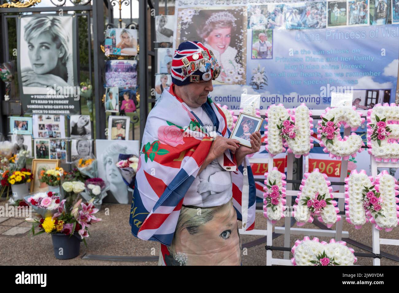 Des banderoles et des fleurs ont été placées à l’extérieur du Palais de Kensington pour commémorer le 25th anniversaire de l’accident de voiture de la princesse Diana. Photo : Super RO Banque D'Images