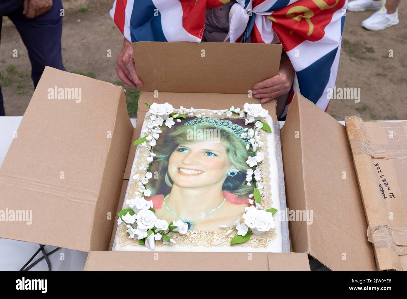 Des banderoles et des fleurs ont été placées à l’extérieur du Palais de Kensington pour commémorer le 25th anniversaire de l’accident de voiture de la princesse Diana. Photo : Super RO Banque D'Images