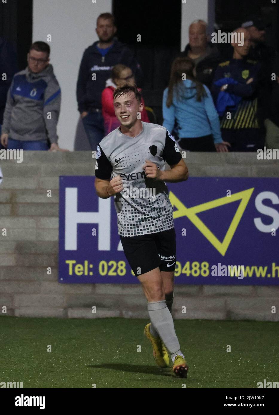 Parc de Stangmore, Dungannon, comté de Tyrone, Irlande du Nord, Royaume-Uni. 02 septembre 2022. Danske Bank Premiership – Dungannon Swifts contre Coleraine. Action du match de ce soir au parc de Stangmore (Dungannon Swifts en bleu). Matthew Shevlin (26) marquant et célébrant le troisième but de Coleraine. Crédit : CAZIMB/Alamy Live News. Banque D'Images