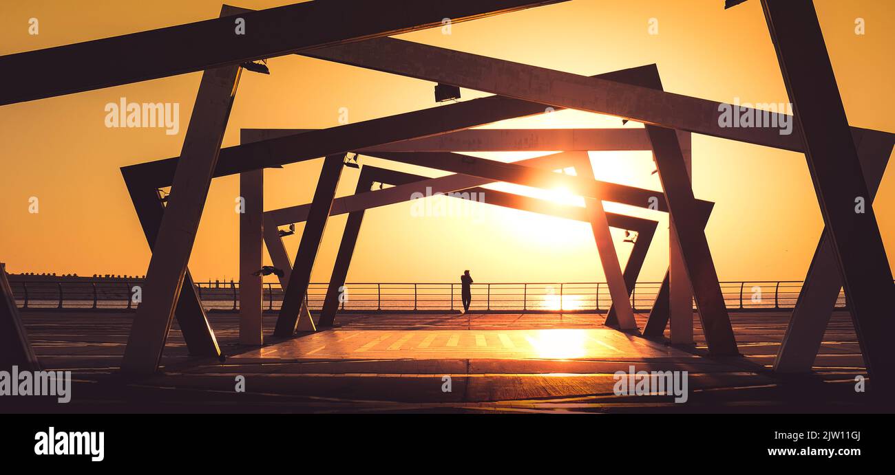 Coucher de soleil à travers des cadres métalliques. Une image de Khobar Corniche, Arabie Saoudite. Banque D'Images