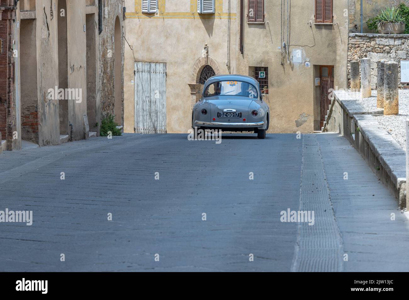 1956 SALMSON 2300 SPORT prenant part à la mille Miglia 2022 à travers San Quirico d'Orcia, Italie, Toscane Banque D'Images