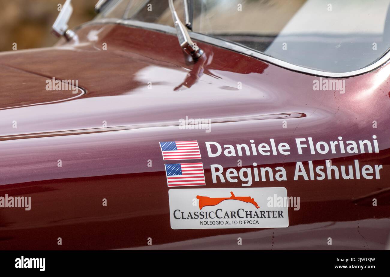 Les noms des pilotes américains Daniele Floriani et Regina Alshuler qui ont conduit une Zagato Fiat 1100 TV 1954 dans la course mille Miglia 2022 Banque D'Images