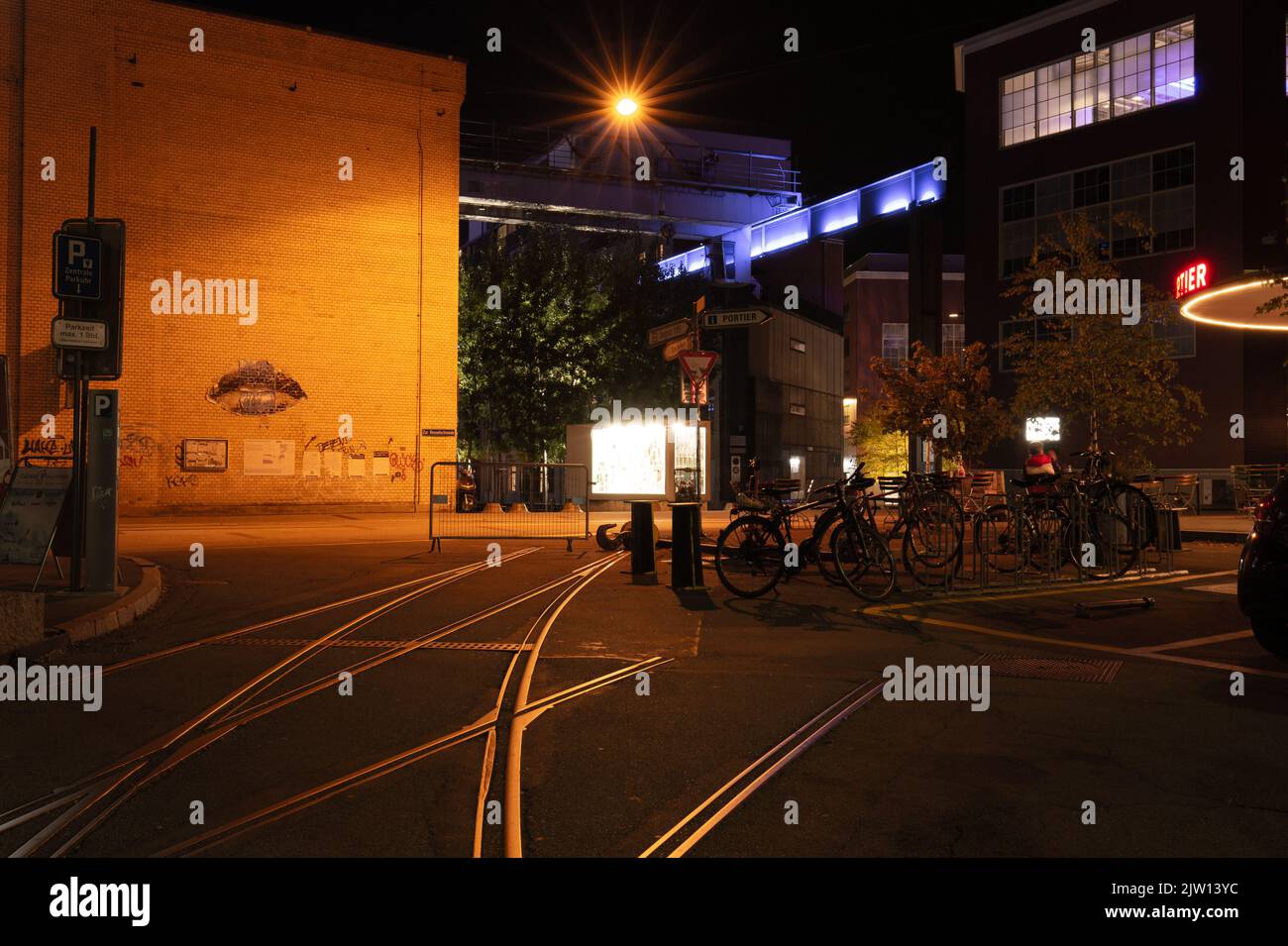 Ambiance nocturne dans le quartier industriel de Winterthur, Suisse, anciennement Sulzerareal, en lumière néon. Banque D'Images