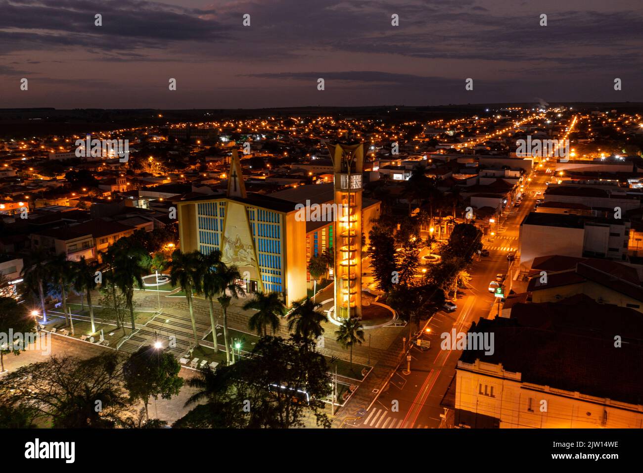 Bariri, Sao Paulo - 21 août 2022 - Église de Nossa Senhora das Dores au crépuscule - vue sur les drones Banque D'Images