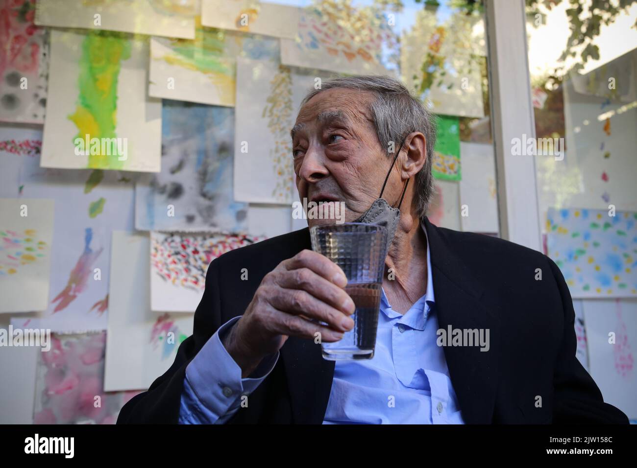 Téhéran, Iranan. 2nd septembre 2022. Le poète, romancier, scénariste et peintre iranien AHMADREZA AHMADI (né en 1940) assiste à sa deuxième exposition de peinture solo intitulée ''il y a eu une coloration de la vie sur le mur'' à O Gallery, à Téhéran, en Iran. Le premier livre de poésie d'Ahmadi, Tarh (esquisse), a été publié en 1962. Sa poésie a ses racines dans le surréalisme français et les Imagistes américains surtout dans des poètes comme Saint John Perse, Paul Eluard, Louis Aragon et Ezra Pound. L'histoire de la poésie moderne persane l'appelle le fondateur de la poésie Nouvelle vague en Iran. Crédit : ZUMA Press, Inc./Alay Live News Banque D'Images