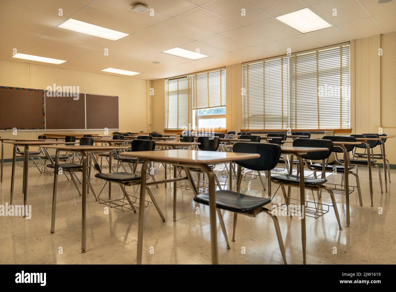 Exemple d'une salle de classe secondaire américaine vide et non-exposant avec des bureaux. Banque D'Images