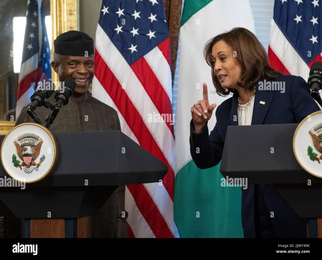 Le vice-président des États-Unis, Kamala Harris, et le vice-président du Nigéria, Yemi Osinbajo, font des remarques vendredi, au bureau de cérémonie du vice-président, dans le bâtiment Eisenhower Executive Office. 2 septembre 2022 Crédit : Ron Sachs/Pool via CNP Banque D'Images