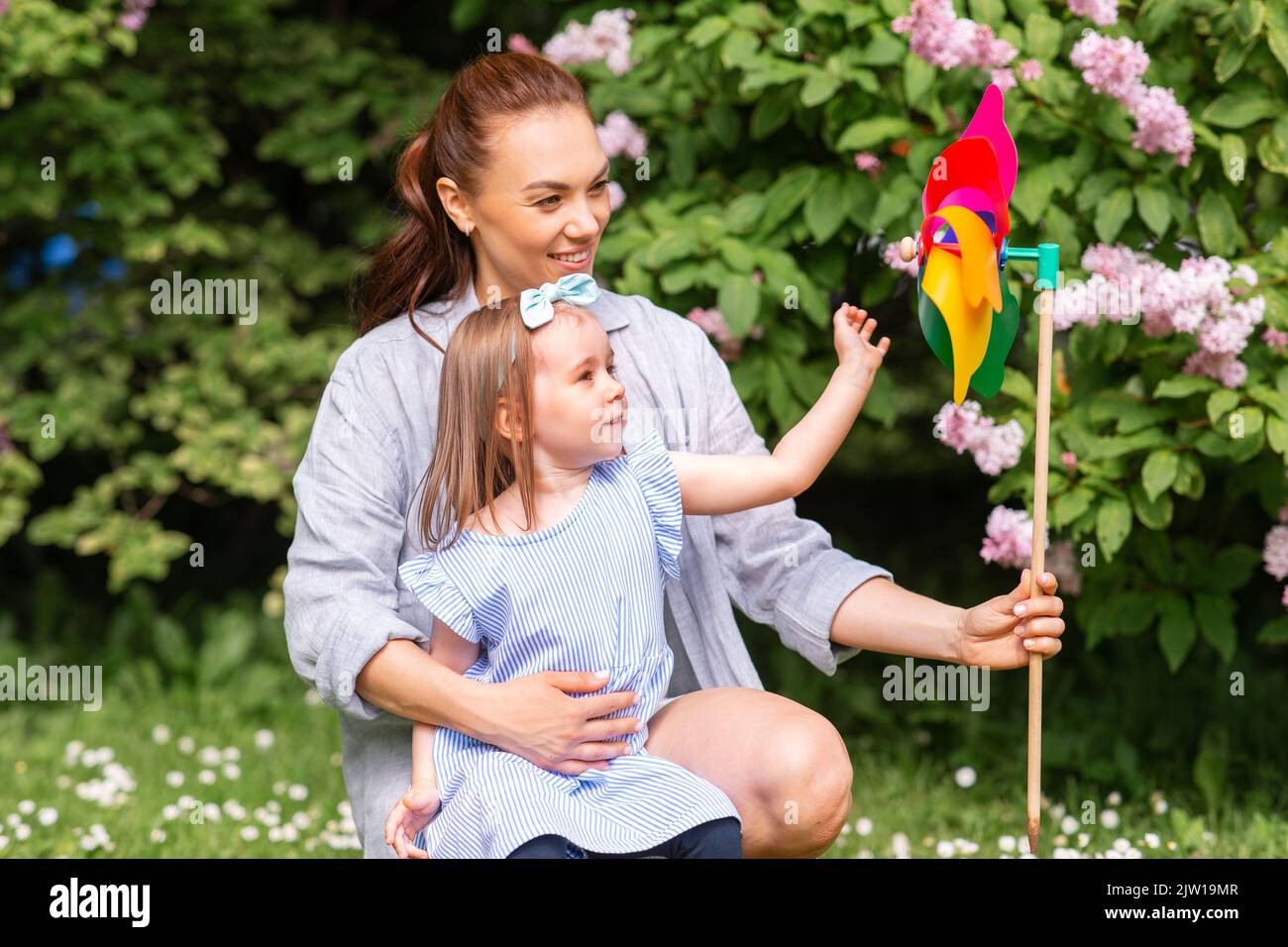bonne mère et fille avec la roue à épingles au parc Banque D'Images