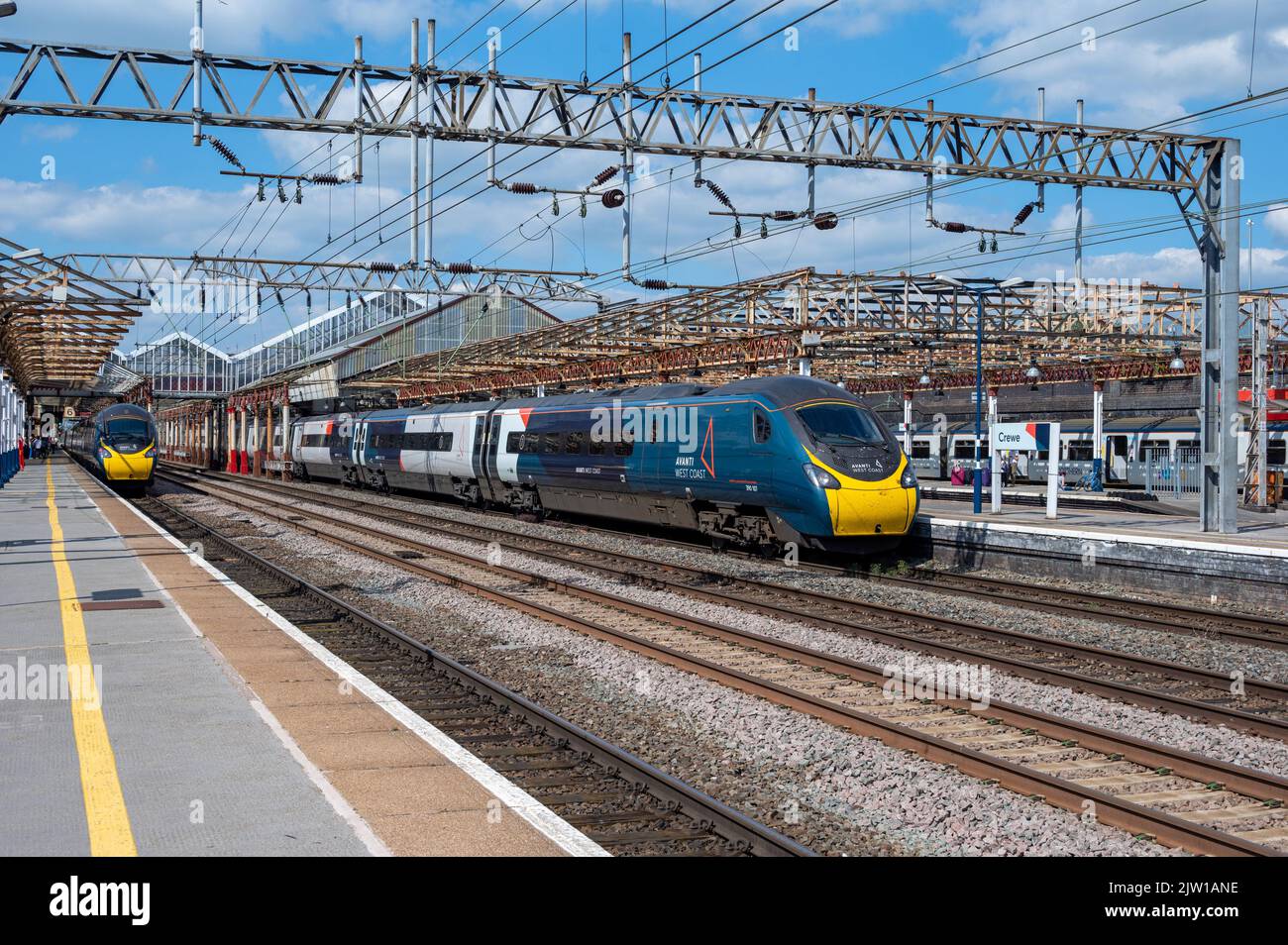 390107 9M55 1347 Blackpool North vers Londres Euston part de Crewe avec 390050 assis en face. Banque D'Images