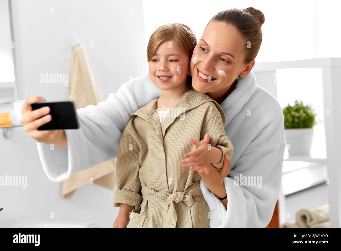 mère et fille prenant selfie avec dans la salle de bains Banque D'Images