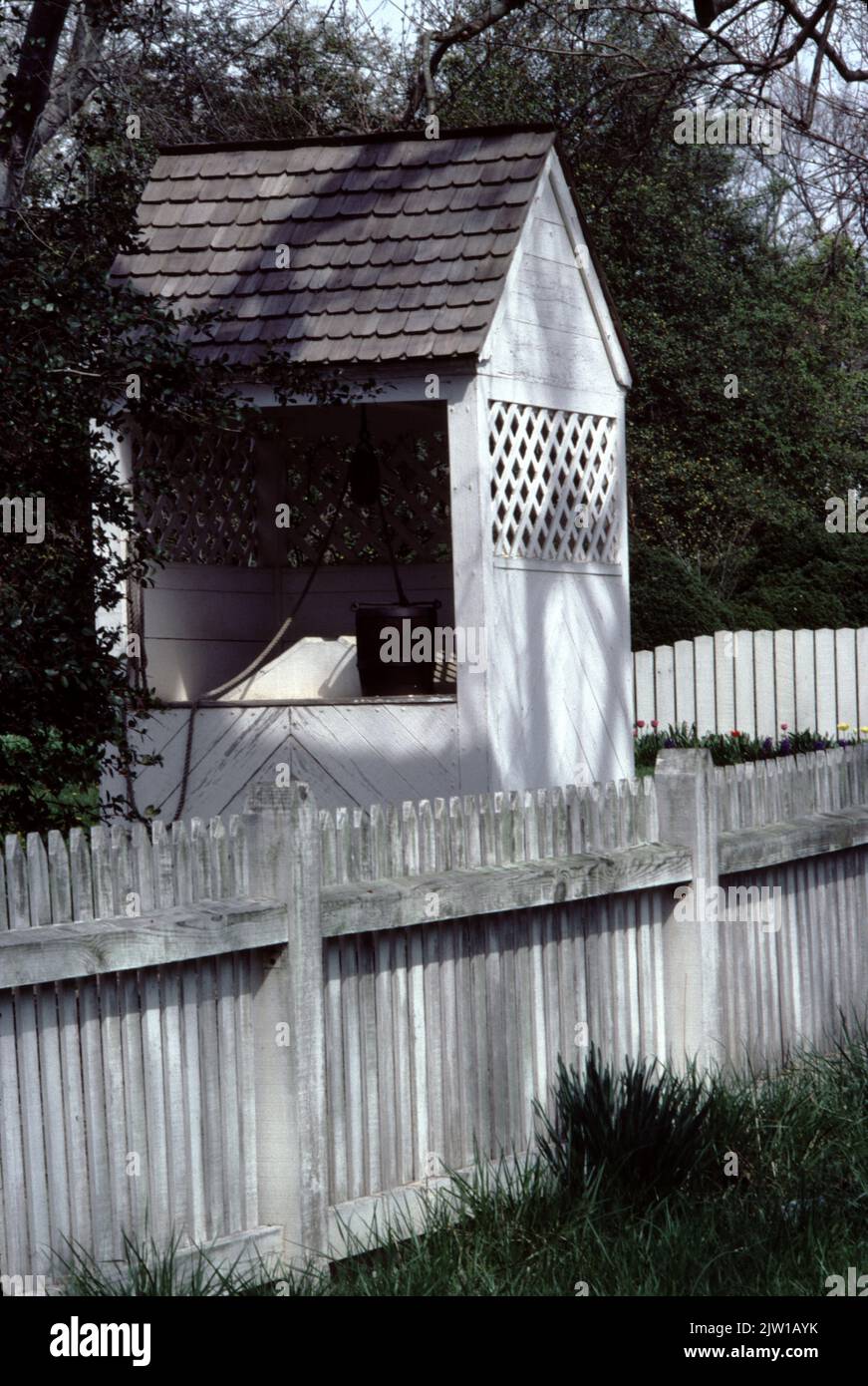 Colonial Williamsburg va USA 4/1987. Puits d'eau Banque D'Images