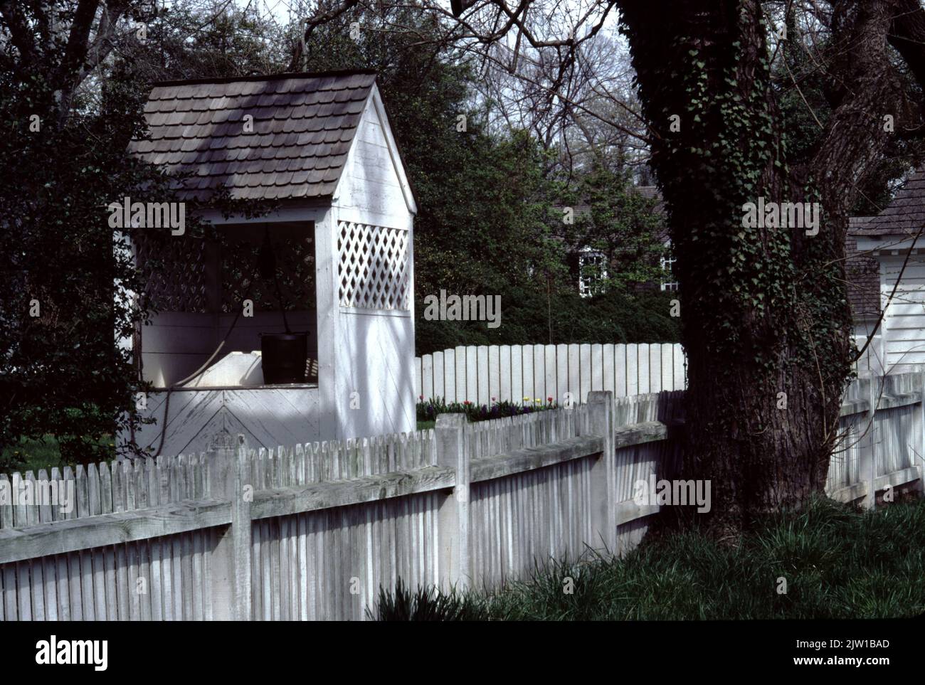 Colonial Williamsburg va USA 4/1987. Puits d'eau Banque D'Images