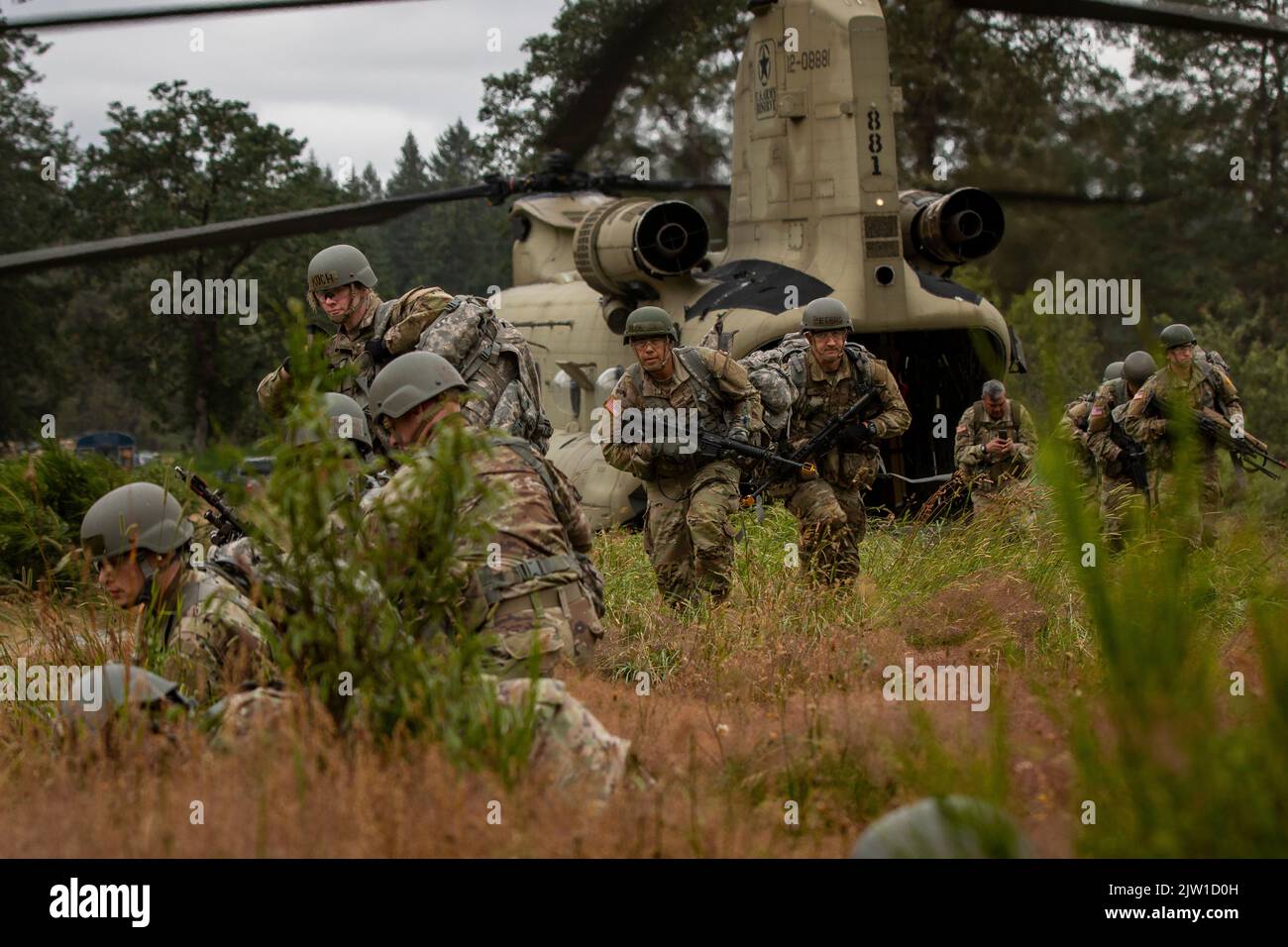 Les officiers de la Garde nationale de l'Armée débarquent un Chinook CH-47 au cours de la phase III de l'École candidate officier sur la base conjointe Lewis-McChord, Washington, 18 juillet 2022. Au cours de la phase III, les candidats de 22 États recevront leurs évaluations finales de leadership des instructeurs qualifiés du 2nd Bataillon, 205th Regimental Training Institute, de la Garde nationale de l'Armée de Washington, avant de recevoir leurs commissions. (É.-U. Photo de la Garde nationale de l'armée par le sergent d'état-major. Adeline Witherspoon) Banque D'Images