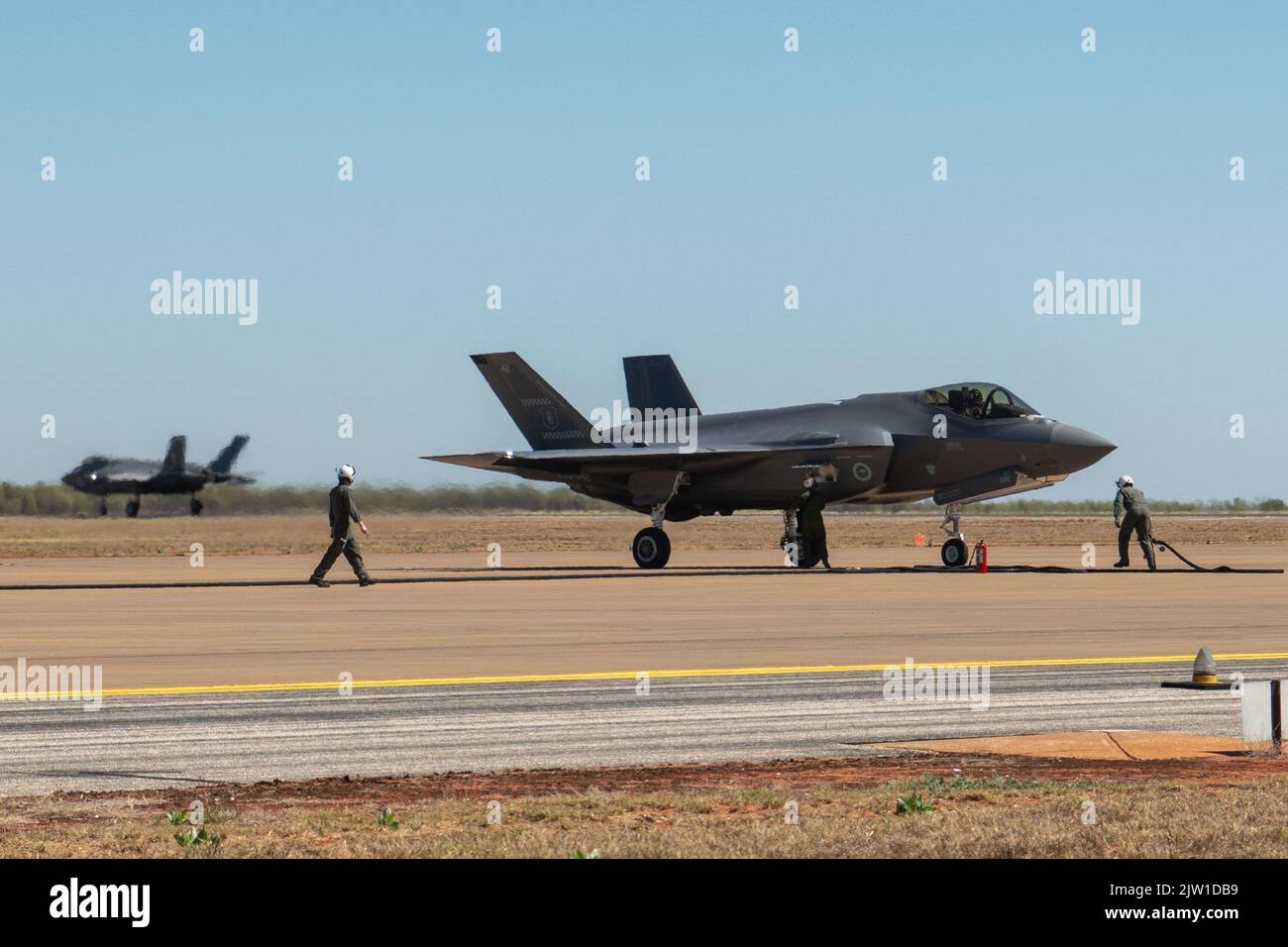Un avion F-35A Lightning II de la Royal Australian Air Force affecté à l'escadron numéro 75 effectue le ravitaillement au sol par voie aérienne à la base de la Royal Australian Air Force Curtin (Australie), le 24 août 2022. Les Marines des États-Unis affectés au groupe Marine Aircraft 12 effectuent des opérations expéditionnaires de base avancées avec des combattants de 5th générations pour la première fois hors de la base de Curtin de la RAAF. (É.-U. Corps de la marine photo de courtoisie du Maj. Colton Bowser) Banque D'Images