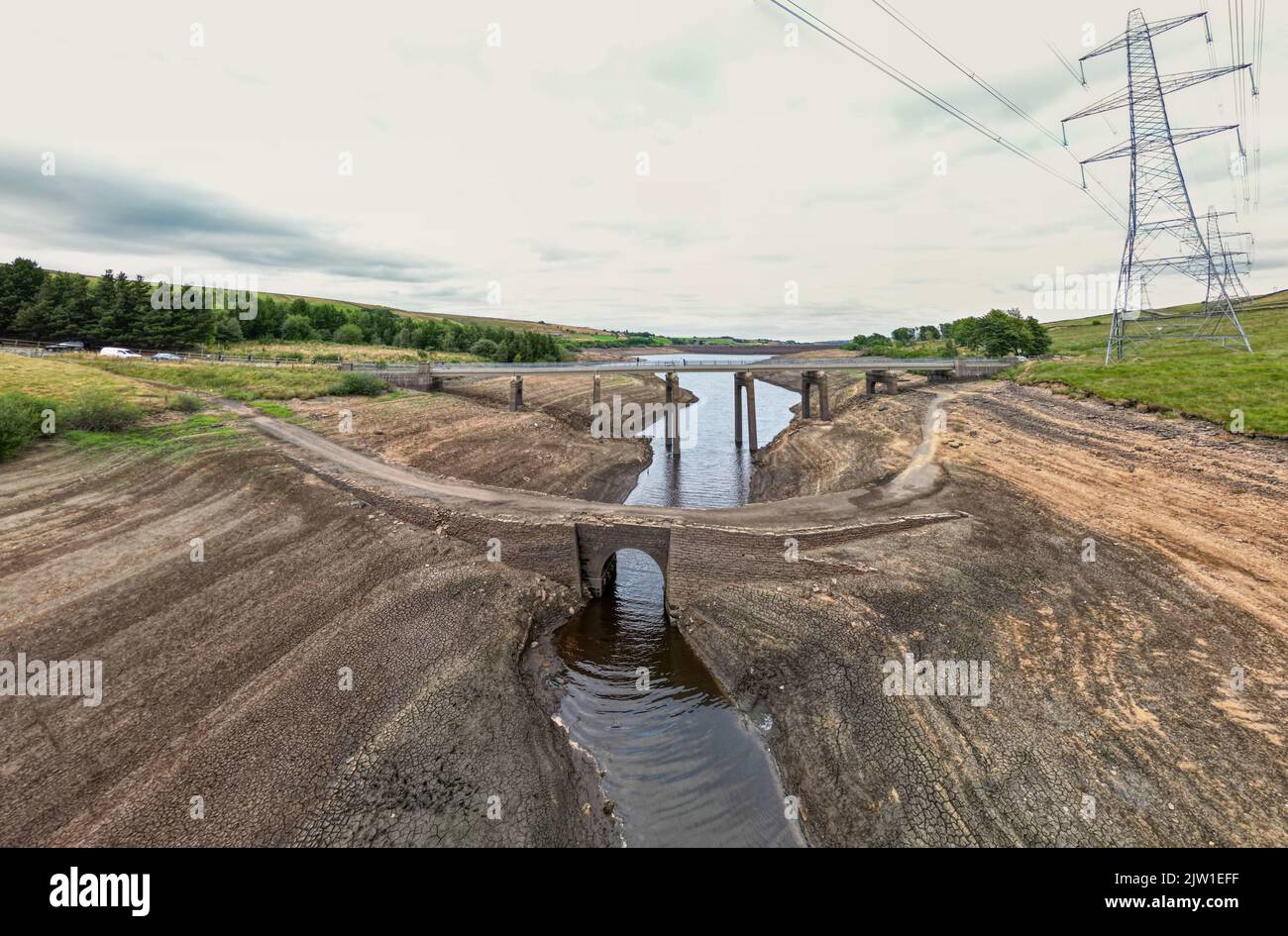 Un vieux pont est révélé pendant au réservoir Baitings Banque D'Images