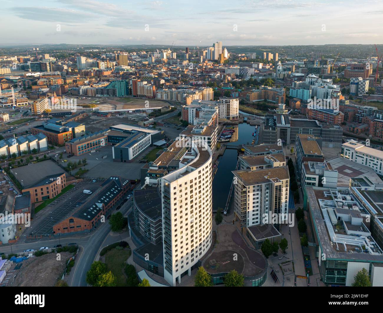 Horizon de Leeds pendant un lever de soleil d'été Banque D'Images