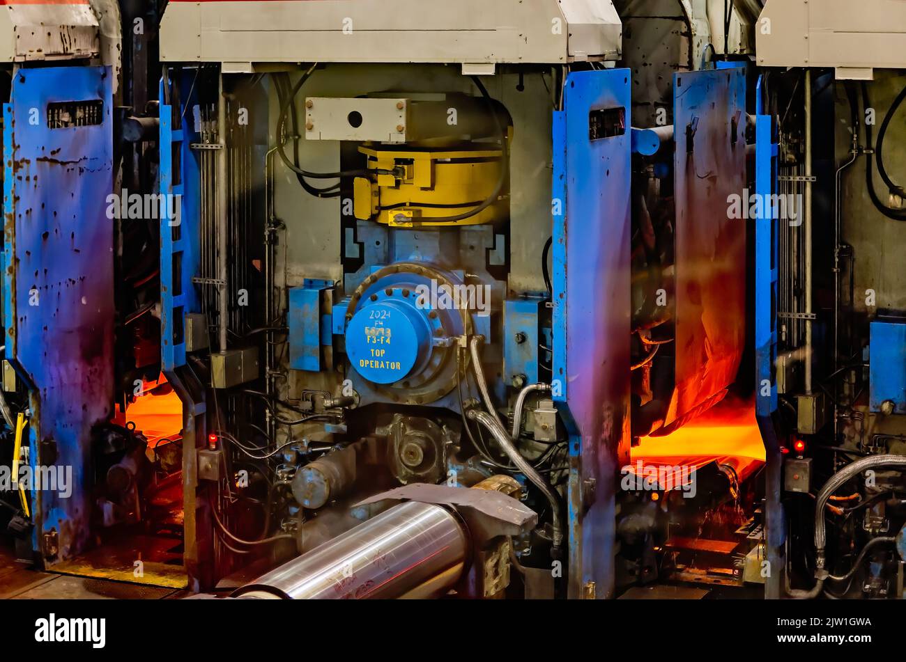 Des plaques d'acier entrent dans l'usine à eau chaude de Severstal Columbus, le 22 octobre 2011, à Columbus, Mississippi. Banque D'Images