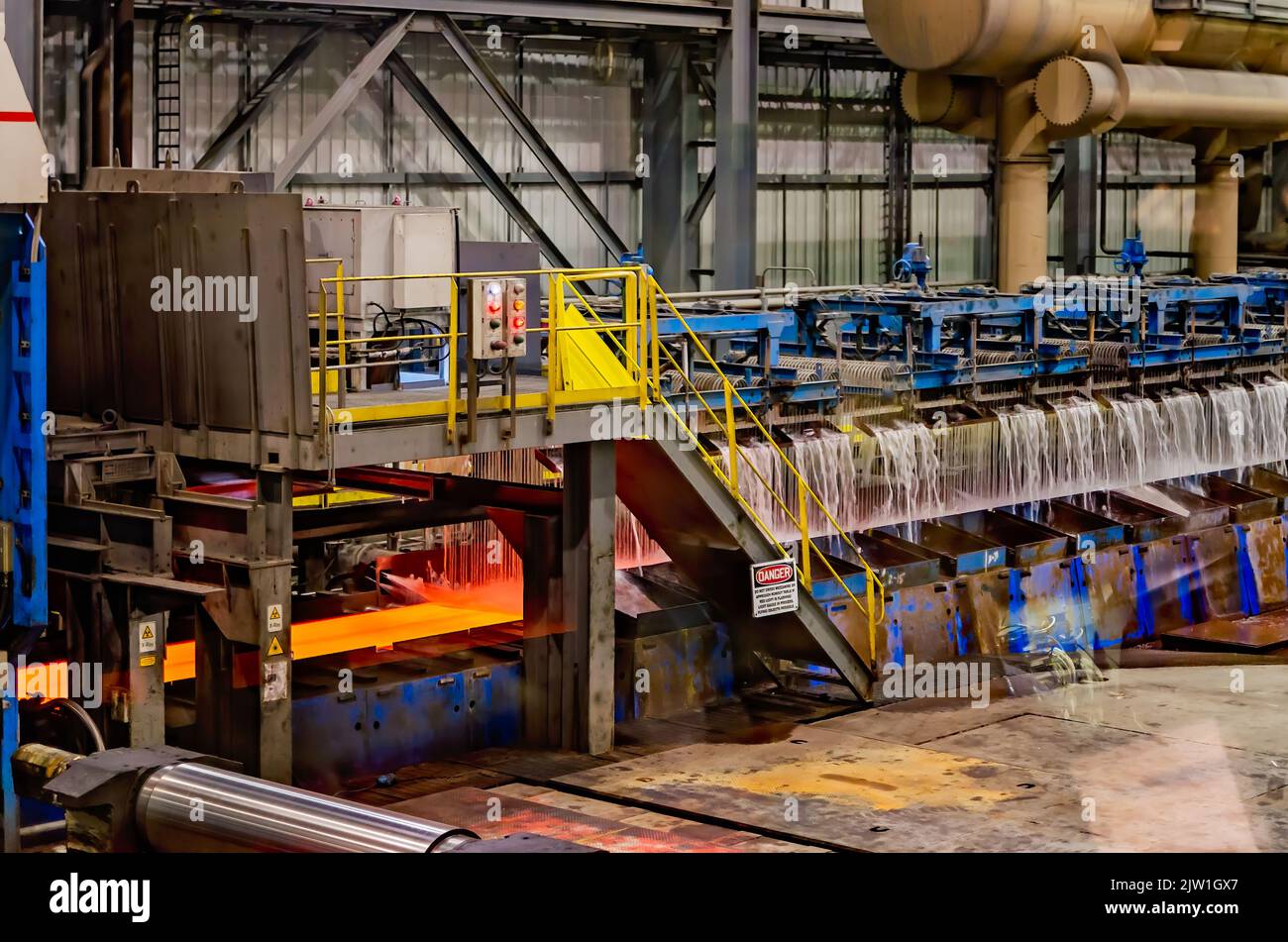 Des plaques d'acier entrent dans l'usine à eau chaude de Severstal Columbus, le 22 octobre 2011, à Columbus, Mississippi. Banque D'Images