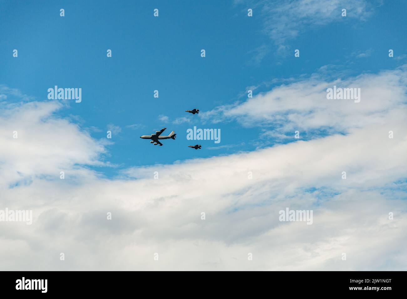 groupe d'avions militaires volant dans le ciel bleu Banque D'Images