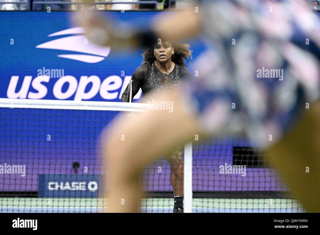 New York, États-Unis. 02nd septembre 2022. Serena Williams, des États-Unis, joue contre Ajla Tomljanovic, d'Austrailia, au cours de la troisième manche des championnats de tennis américains à l'intérieur du stade Arthur Ashe au centre national de tennis de l'USTA Billie Jean King à Flushing Meadows Corona Park New York, 2 septembre 2022. (Photo par Anthony Behar/Sipa USA) crédit: SIPA USA/Alay Live News Banque D'Images
