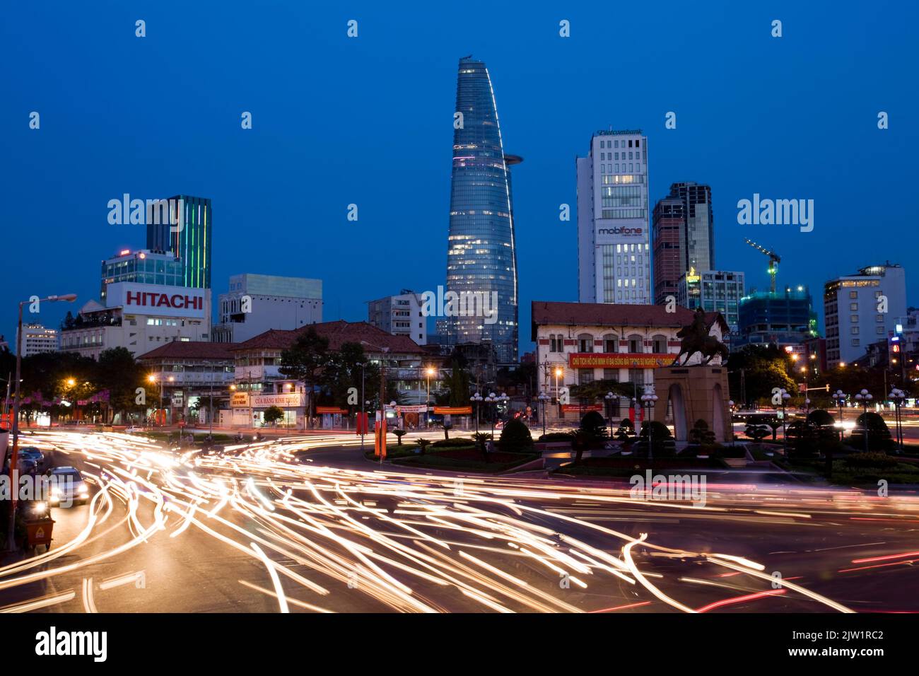 Ho Chi Minh ville, Vietnam - 19 décembre 2012: Ville de Ho Chi Minh ligne d'horizon du district 1 et la Tour financière Bitexco au crépuscule. Le district 1 est la fina Banque D'Images