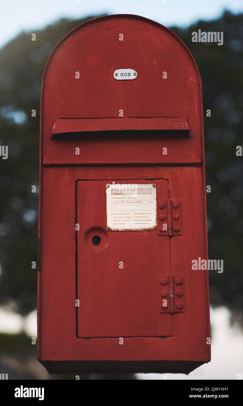 Publiez votre e-mail ici. Une boîte aux lettres à l'extérieur. Banque D'Images
