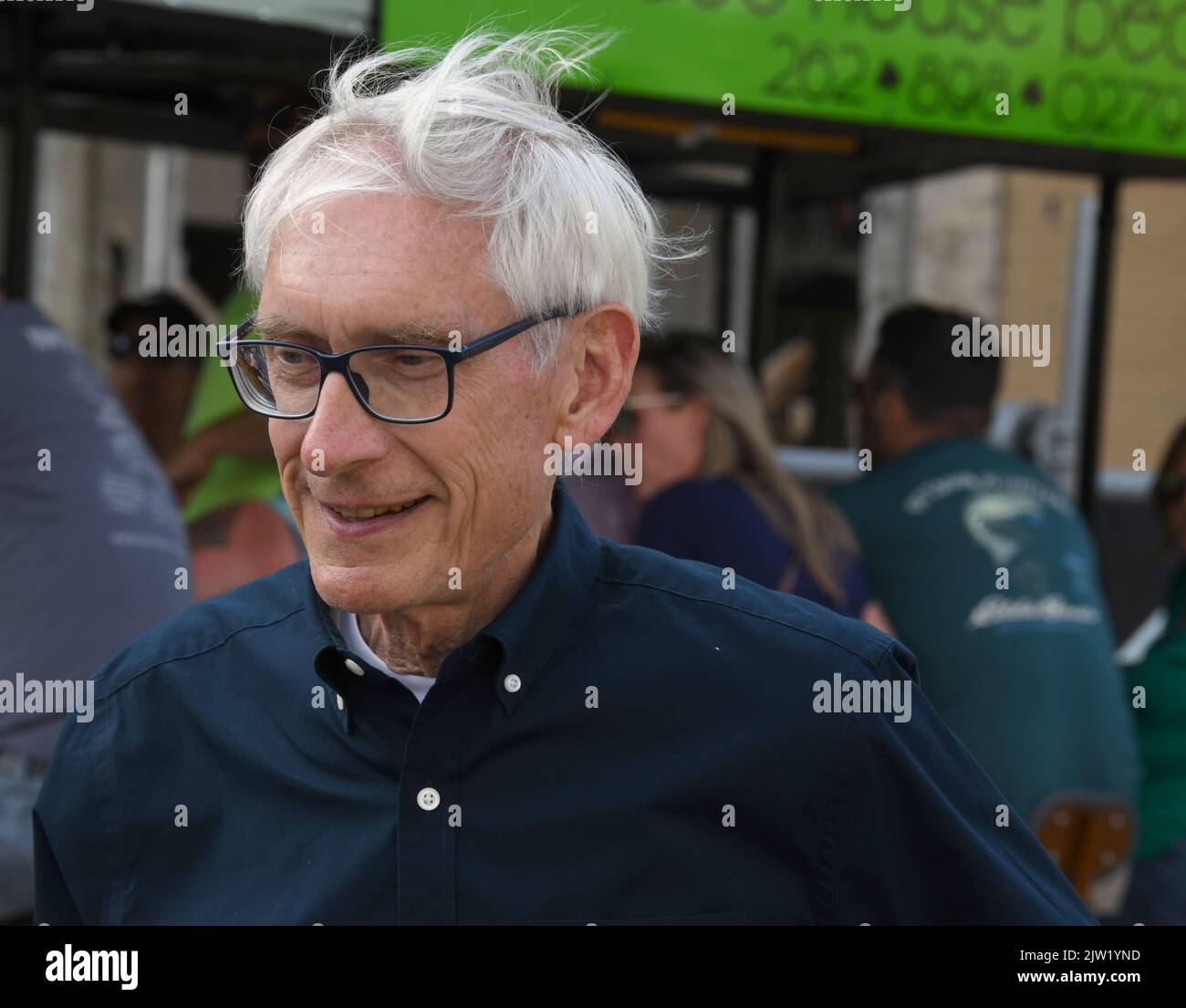 Racine, Wisconsin, États-Unis. 2nd septembre 2022. Wisconsin Gov. TONY EVERS (D), qui souhaite être réélu pour un second mandat, traverse le centre-ville de racine, Wisconsin, Friday 2 septembre 2022. (Image de crédit : © Mark Hertzberg/ZUMA Press Wire) Banque D'Images