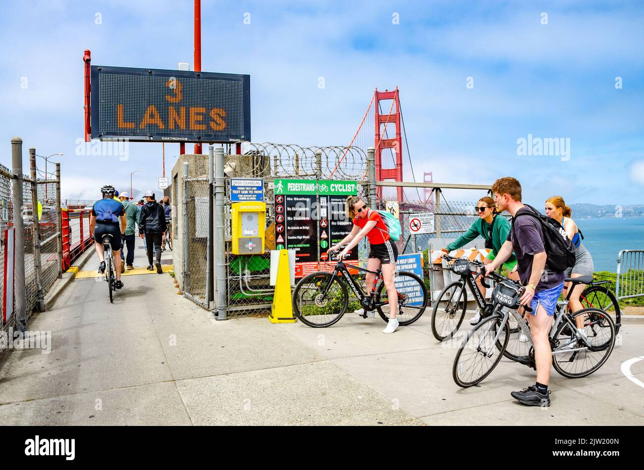 Un groupe de cyclistes se prépare à traverser le Golden Gate Bridge de San Francisco, en Californie, en été Banque D'Images