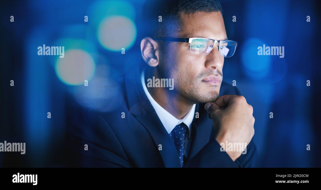 Les entreprises, les bureaux et l'homme pensent, planifient et résolvent des problèmes la nuit dans une entreprise. Employé masculin sérieux et concentré dans le travail en réseau, grand Banque D'Images