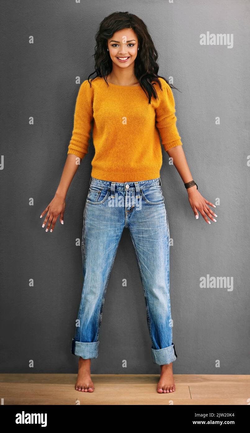 Sourire pour moi. Photo en studio d'une jeune femme attrayante posant sur un fond gris. Banque D'Images