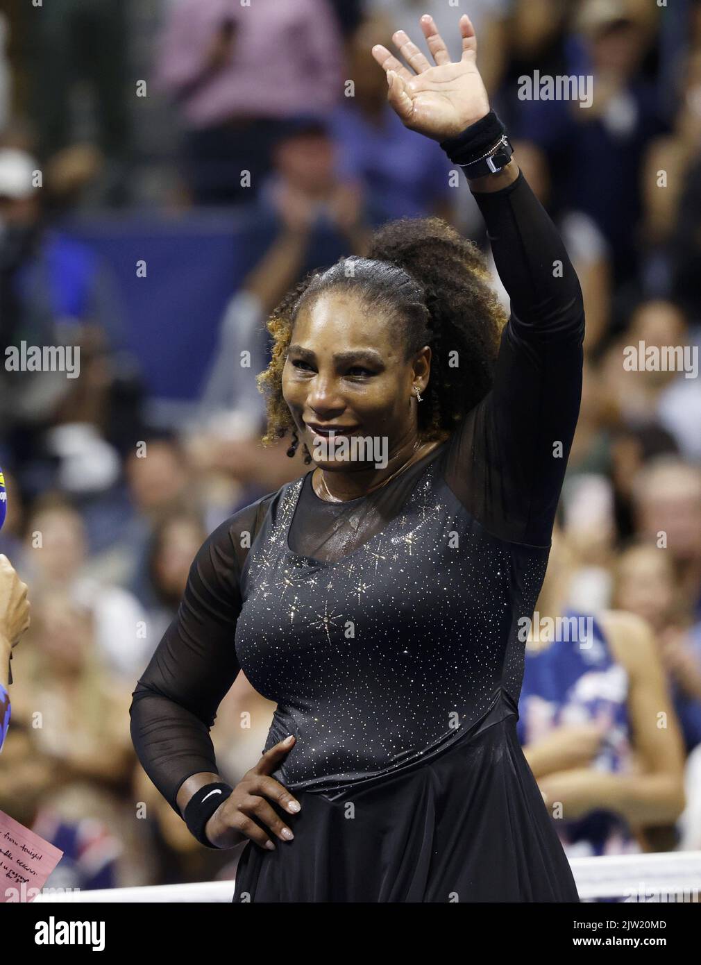 Flushing Meadow, États-Unis. 02nd septembre 2022. Serena Williams se bat contre les larmes lorsqu'elle donne un entretien sur le court avant de sortir du court pour peut-être la dernière fois après avoir perdu à Ajla Tomljanovic d'Australie en 3 matchs lors du troisième tour aux championnats américains de tennis Open de 2022 au stade Arthur Ashe du USTA Billie Jean King National tennis Centre à New York, jeudi, 2 septembre 2022. Serena a annoncé le mois dernier qu'elle s'éloignera du tennis pour se concentrer sur le développement de sa famille et d'autres activités. Photo de John Angelillo/UPI crédit: UPI/Alay Live News Banque D'Images