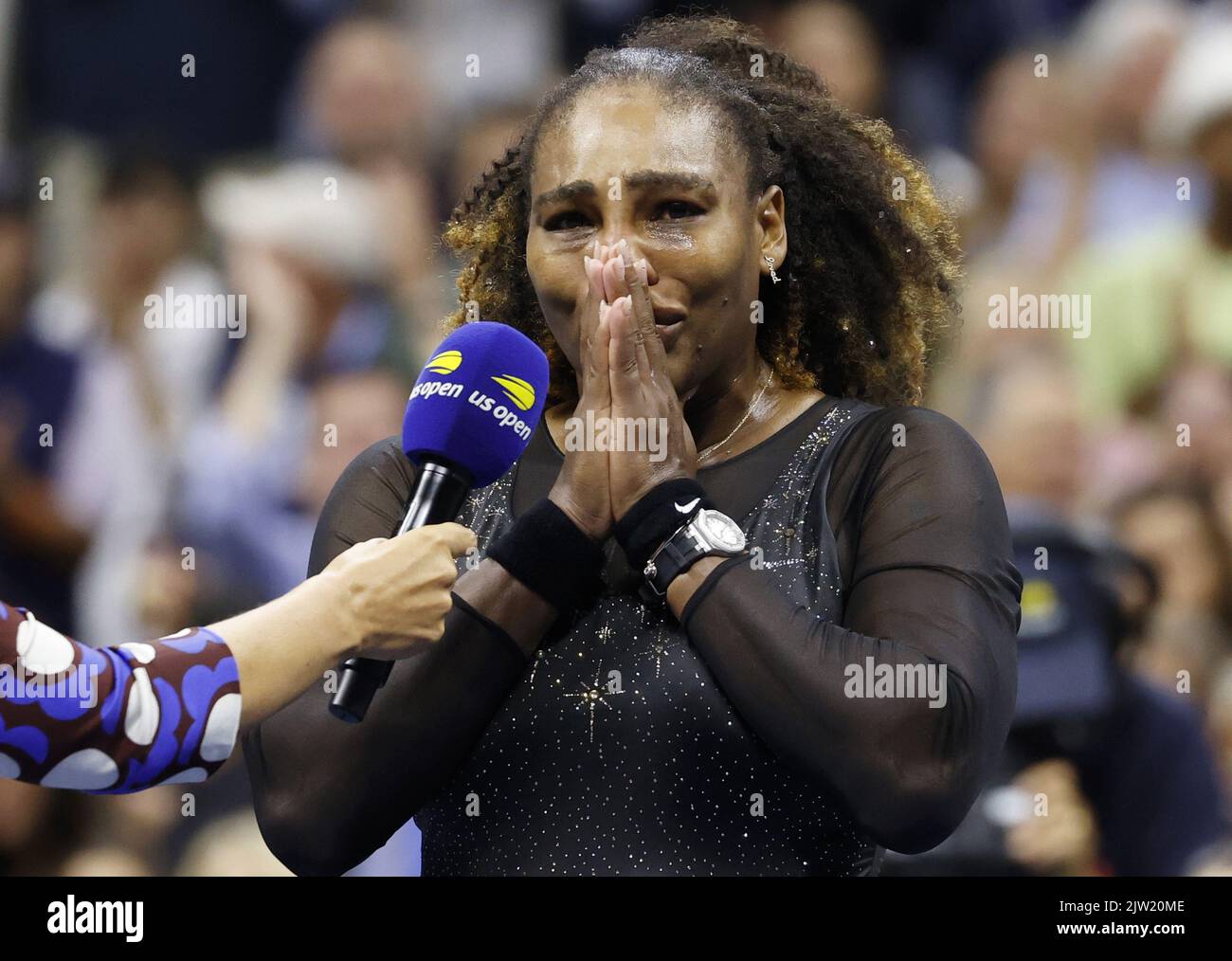 Flushing Meadow, États-Unis. 02nd septembre 2022. Serena Williams se bat contre les larmes lorsqu'elle donne un entretien sur le court avant de sortir du court pour peut-être la dernière fois après avoir perdu à Ajla Tomljanovic d'Australie en 3 matchs lors du troisième tour aux championnats américains de tennis Open de 2022 au stade Arthur Ashe du USTA Billie Jean King National tennis Centre à New York, jeudi, 2 septembre 2022. Serena a annoncé le mois dernier qu'elle s'éloignera du tennis pour se concentrer sur le développement de sa famille et d'autres activités. Photo de John Angelillo/UPI crédit: UPI/Alay Live News Banque D'Images