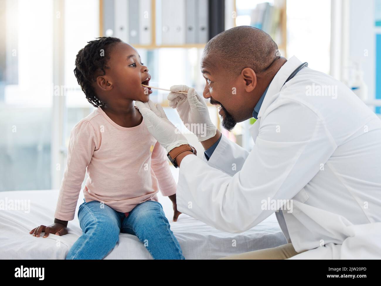 Médecin et enfant examen de la bouche ou de la gorge dans la salle de bien-être de l'hôpital de soins de santé et la clinique de consultation médicale. Expert médical ou travailleur, employé et fille Banque D'Images