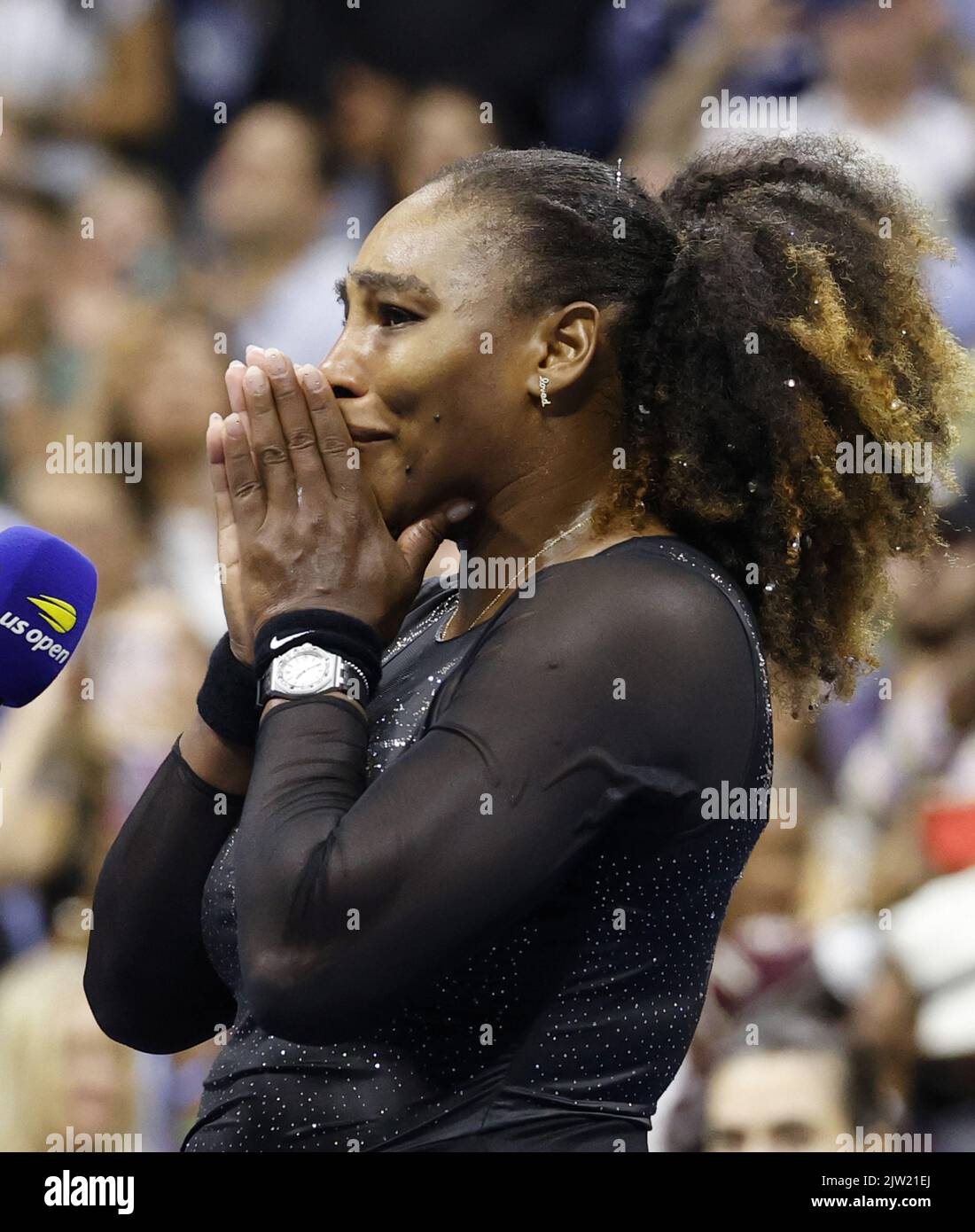 Flushing Meadow, États-Unis. 02nd septembre 2022. Serena Williams se bat contre les larmes lorsqu'elle donne un entretien sur le court avant de sortir du court pour peut-être la dernière fois après avoir perdu à Ajla Tomljanovic d'Australie en 3 matchs lors du troisième tour aux championnats américains de tennis Open de 2022 au stade Arthur Ashe du USTA Billie Jean King National tennis Centre à New York, vendredi, 2 septembre 2022. Serena a annoncé le mois dernier qu'elle s'éloignera du tennis pour se concentrer sur le développement de sa famille et d'autres activités. Photo de John Angelillo/UPI crédit: UPI/Alay Live News Banque D'Images