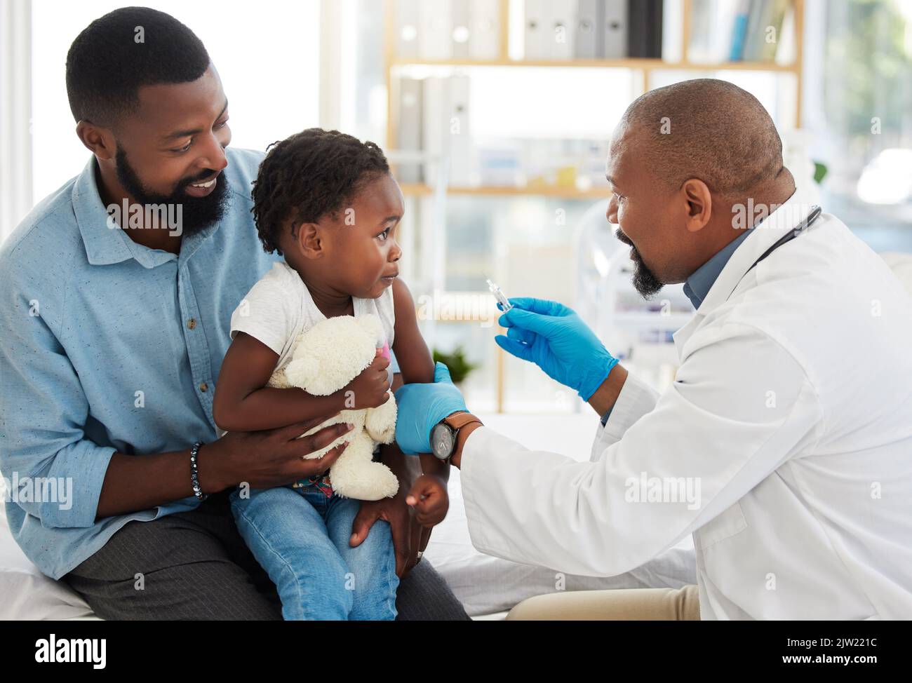 Un médecin enfant, un vaccin pédiatre et un établissement de soins de santé avec un enfant et un père pour la vaccination. Enfants et famille hôpital ou clinique avec Banque D'Images