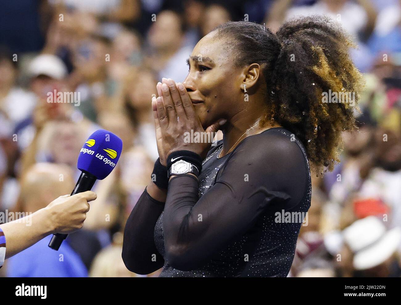Flushing Meadow, États-Unis. 02nd septembre 2022. Serena Williams se bat contre les larmes lorsqu'elle donne un entretien sur le court avant de sortir du court pour peut-être la dernière fois après avoir perdu à Ajla Tomljanovic d'Australie en 3 matchs lors du troisième tour aux championnats américains de tennis Open de 2022 au stade Arthur Ashe du USTA Billie Jean King National tennis Centre à New York, vendredi, 2 septembre 2022. Serena a annoncé le mois dernier qu'elle s'éloignera du tennis pour se concentrer sur le développement de sa famille et d'autres activités. Photo de John Angelillo/UPI crédit: UPI/Alay Live News Banque D'Images