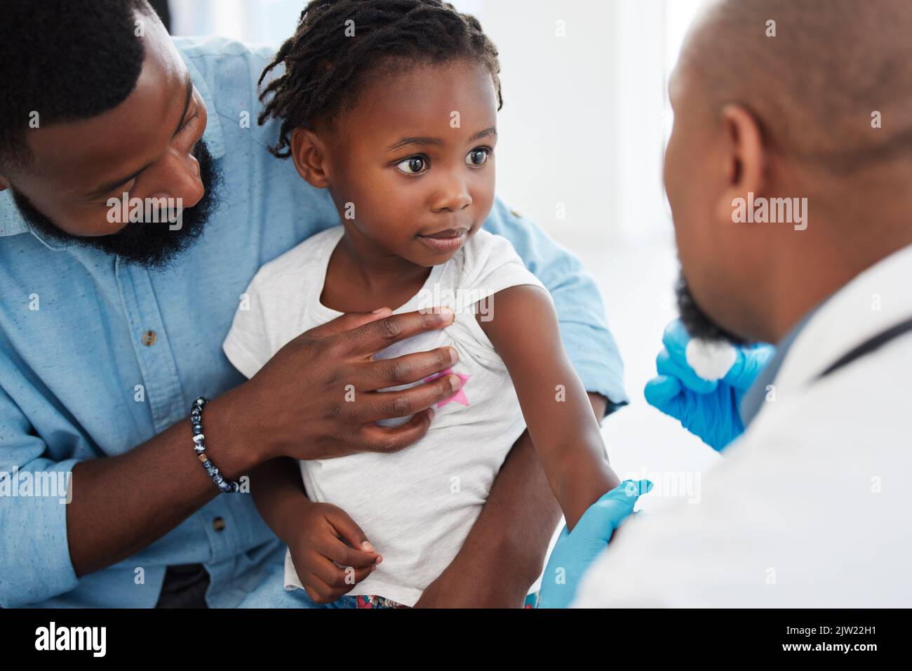Père, enfant en consultation avec un médecin pédiatre pour les soins médicaux, l'assurance et la confiance. Black People, fille et homme consultant rendez-vous Banque D'Images