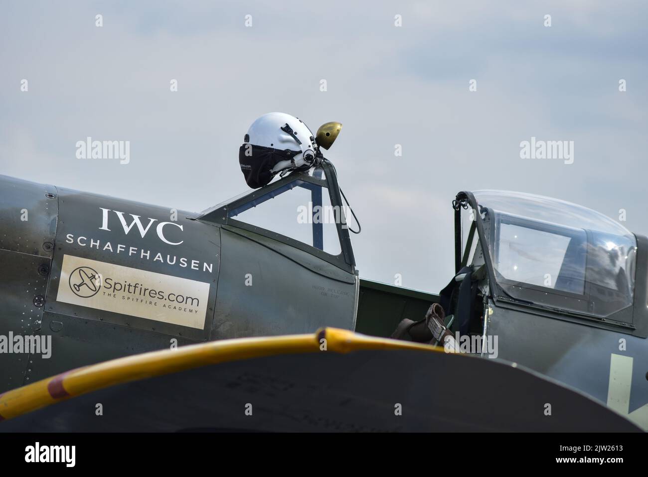 SM250 sièges jumeaux Spitfire garés sur la piste de l'aéroport de Solent en Angleterre. Toit en verre ouvert et cockpit visible. Banque D'Images