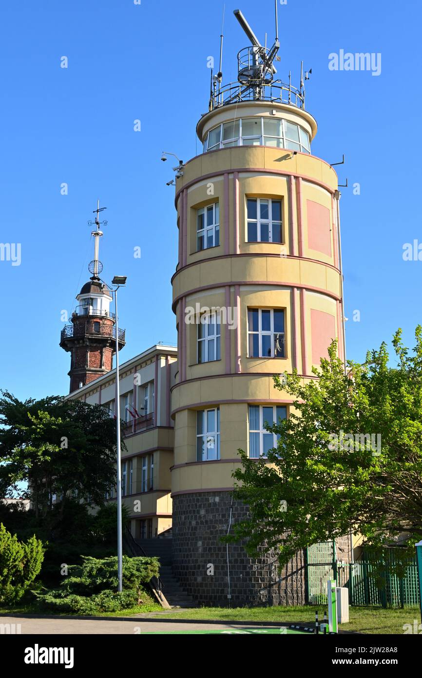 Le bâtiment du Bureau maritime de Gdansk. Phare historique en arrière-plan Banque D'Images