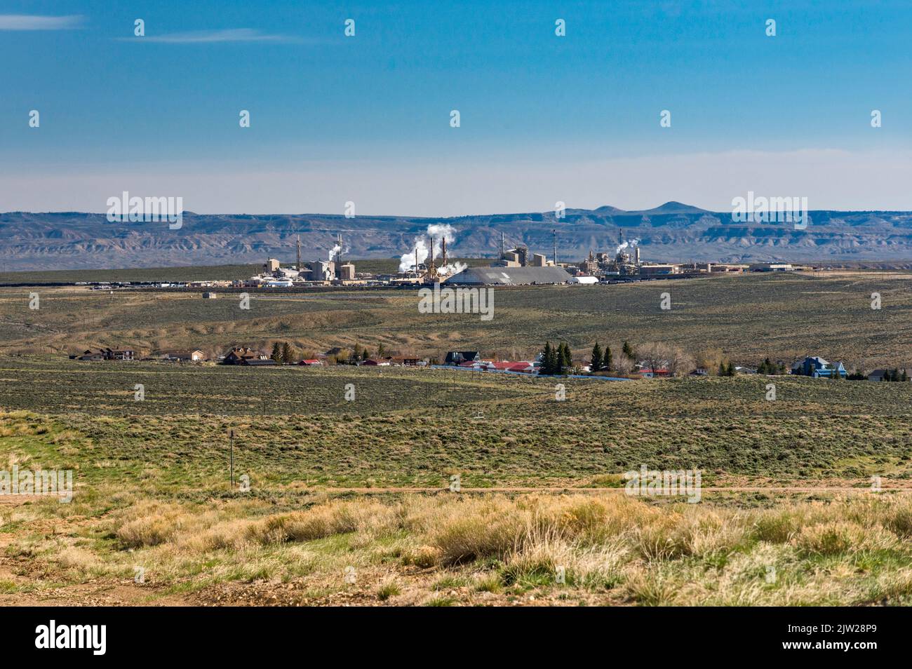 Colonie d'Arrowhead Springs, usine d'engrais de phosphates Simpot derrière, vue depuis Aspen Mountain Road (CR 27), près de Rock Springs, Wyoming, États-Unis Banque D'Images