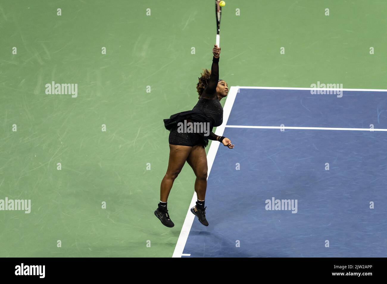 New York, NY - 2 septembre 2022: Serena Williams des Etats-Unis sert pendant la partie 3rd du match des Championnats américains ouverts contre Ajla Tomljanovic de l'Australie au Centre national de tennis de Billie Jean King Banque D'Images