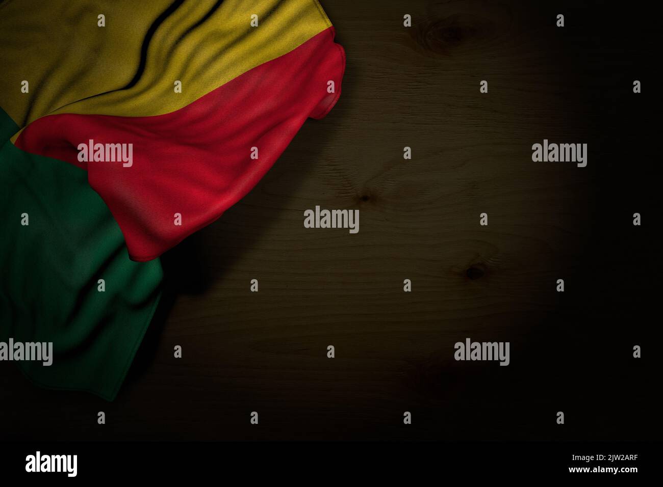 Illustration du joli drapeau de fête 3D - image sombre du drapeau du Bénin avec de grands plis sur bois sombre avec espace libre pour votre texte Banque D'Images Illustration du joli drapeau de fête 3D - image sombre du drapeau du Bénin avec de grands plis sur bois sombre avec espace libre pour votre texte Banque D'Images