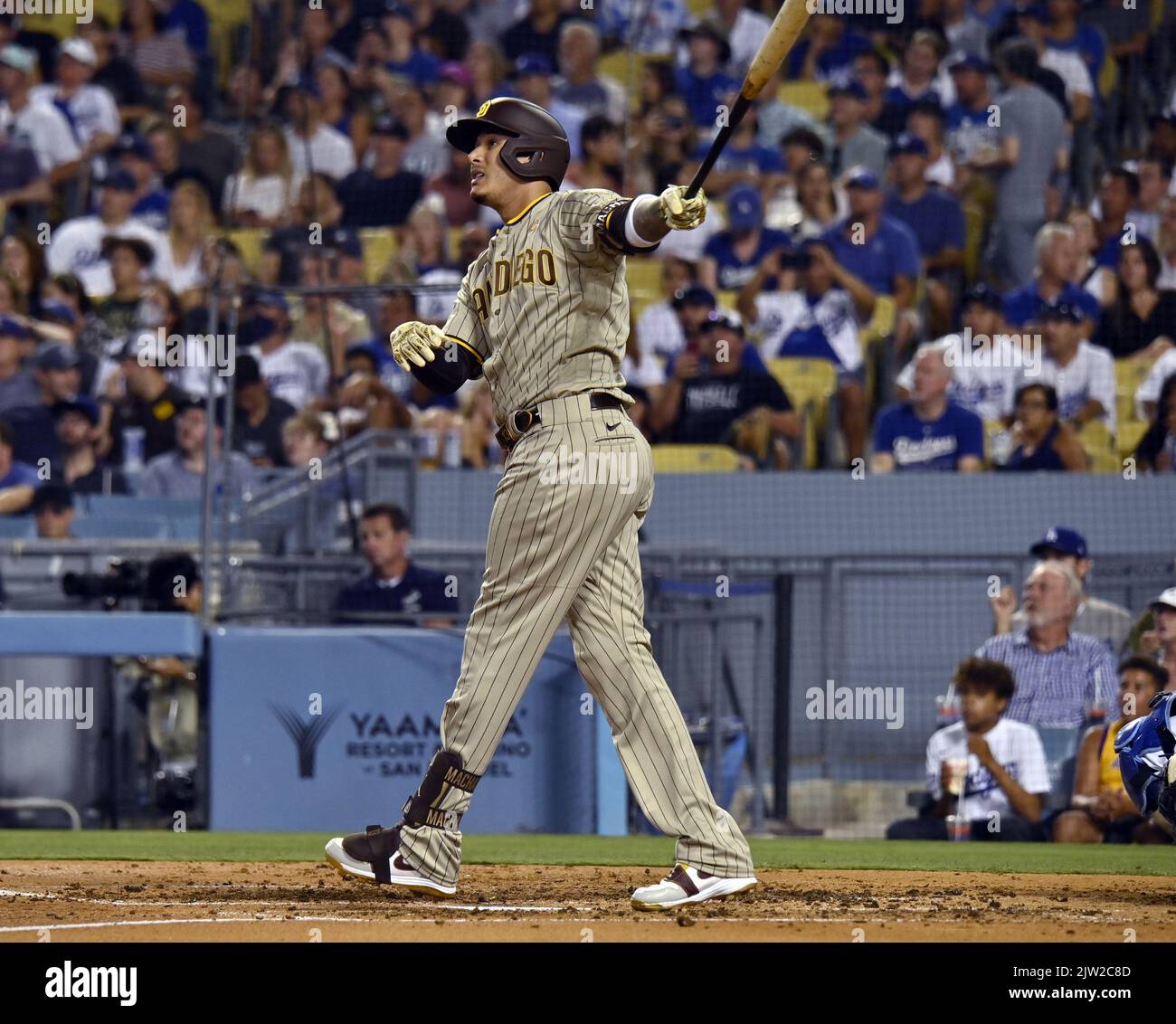 Los Angeles, États-Unis. 02nd septembre 2022. Les pares de San Diego, Manny Machado, débarque dans une maison à deux reprises au large des Dodgers de Los Angeles et commence le pichet Dustin en mai lors du troisième repas au Dodger Stadium de Los Angeles vendredi, 2 septembre 2022. Photo de Jim Ruymen/UPI crédit: UPI/Alay Live News Banque D'Images